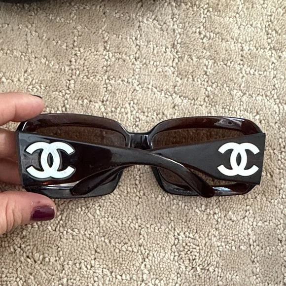 CHANEL Tortoise Sunglasses with Quilted Black Case - Picture 2 of 5